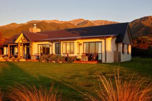 Manakau Lodge