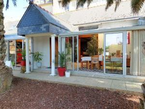 Holiday home with indoor pool, Plounéour-Brignogan-Plages