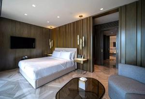 FIVE Palm Beachfront Villa -Private Pool & Jacuzzi, Panoramic Views, by Exclusive Holiday Homes