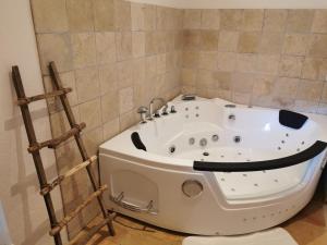 La Bastide du Capelier - Gîte pour 4 personnes avec baignoire balnéothérapie