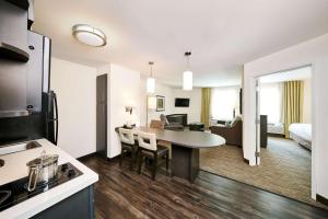One-Bedroom Queen Suite with Roll-In Shower - Mobility Accessible room in Sonesta Simply Suites Albuquerque