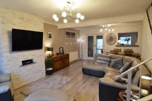 Mikes at Menai - Stylish & Spacious 3 bed house in Menai Bridge. - Llandegfan