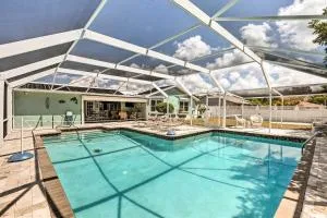 Screened Lanai Colorful Cape Coral Retreat - Waterway Estates