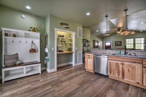 Modern Retreat w Deck: Walk to White River!