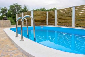 Quiet countryside house with a swimming pool