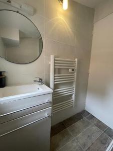 Appartements Le confort - Calme, ideale couple, business, long sejour (Netflix, Wifi, Stationnement public gratuit) : photos des chambres