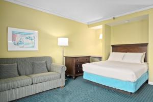 Queen Studio - Disability Access-No Pets Allowed room in Cayman Suites Hotel