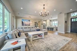 Brand New Modern Canyon Lake Escape with Fire Pit!