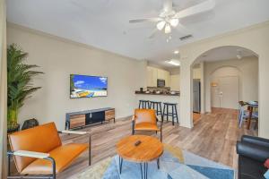 Stunning 2BR Condo with Hot Tub and Pool, near Disney!