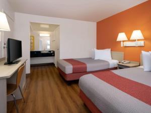 Deluxe Quadruple Room - Non-Smoking room in Motel 6-Santa Maria CA