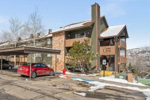 Cozy Top Floor Condo with Mountain Views