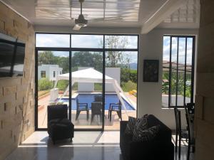 Villa con piscina privada y zona bbq en condominio