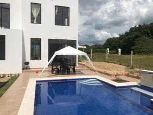 Villa con piscina privada y zona bbq en condominio