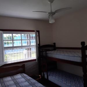Casa de praiacampo com piscina e gramado