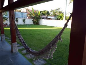Casa de praiacampo com piscina e gramado