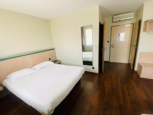 Hotels B&B HOTEL Aubagne Gemenos : Chambre Triple