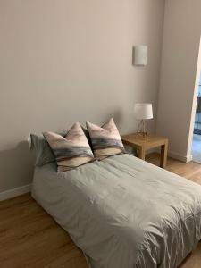 Lovely flat walking distance to Glentana beach