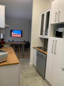 Lovely flat walking distance to Glentana beach