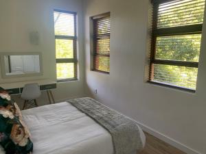 Lovely flat walking distance to Glentana beach