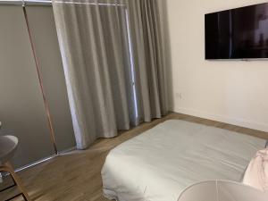 Lovely flat walking distance to Glentana beach