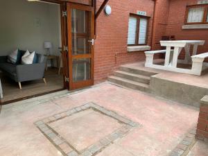 Lovely flat walking distance to Glentana beach