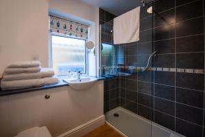 Standard Twin Room room in Westbury Lodge