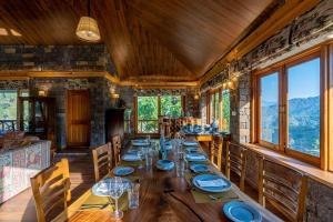 StayVista at Mountain Mirage 4BR Luxury Villa in Kasauli with Spa, Lawn, Hillview