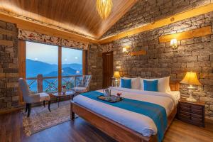 StayVista at Mountain Mirage 4BR Luxury Villa in Kasauli with Spa, Lawn, Hillview