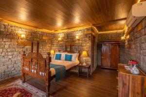 StayVista at Mountain Mirage 4BR Luxury Villa in Kasauli with Spa, Lawn, Hillview