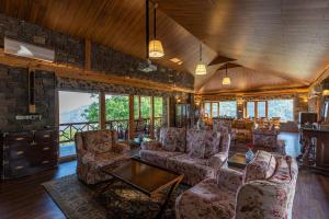 StayVista at Mountain Mirage 4BR Luxury Villa in Kasauli with Spa, Lawn, Hillview