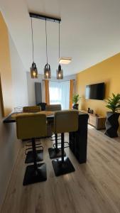 APARTAMENT ELEGANCE YELLOW w Lets Sea