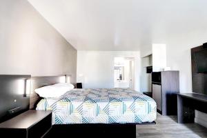 Standard King Room - Non-Smoking  room in Motel 6 Tucson AZ - East Williams Center