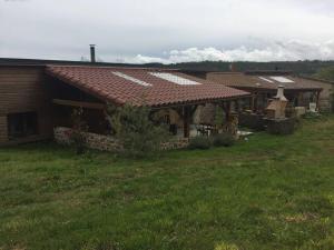 Maisons de vacances Lama-Gite-des-Puys chalet ecologique a 30km des pistes, visite aux lamas Charge VE : photos des chambres