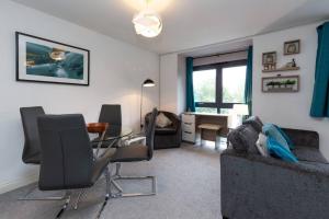 BEST PRICE! Superb city centre apartment, 2 Superkings or 4 singles Smart TV & Sofa bed- FREE SECURE PARKING