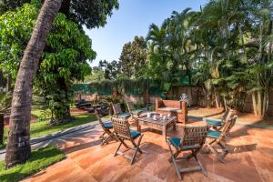 SaffronStays Casa Del Palms - 8BR luxury pool villa with gazebo, pickleball, bar & lawns near Nagaon Beach