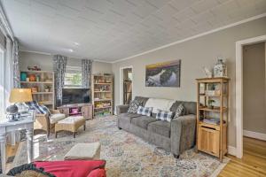 Cozy Home Near Downtown Chapel Hill with Deck! - 3hvězdičkové hotely ve městě Chapel Hill