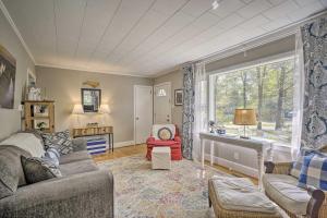 Cozy Home Near Downtown Chapel Hill with Deck!