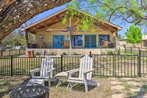 Charming Burnet Cottage with Lake View and Porch! - Lometa