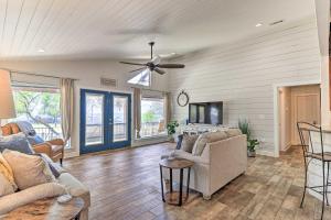Charming Burnet Cottage with Lake View and Porch!