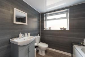 3 Bedroom Adom Home 4 Beds- 5 Mins to Hull Stadium- Close City Centre