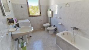 Cosy home with private parking by the sea img3