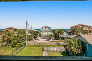 Beautiful 3-level home steps from the beach wWiFi, washerdryer, & central AC