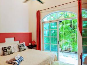 9br 6ba Large groups! Best location in town Walk to beach, 5th ave Cozumel ferry, shopping, nightlife! Roof plunge pool!! Castillo Playacar Fase 1 25max