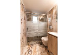 Luxury suite 10’ from the center