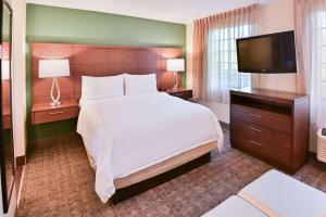 One-Bedroom Queen Suite with Roll-In Shower - Mobility Accessible room in Sonesta ES Suites Fort Lauderdale Plantation