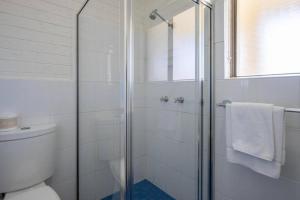 Sunny, 2-bedroom apartment with pool, 200m from Caseys beach