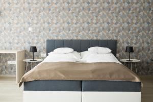 Parizs Garden Apartments