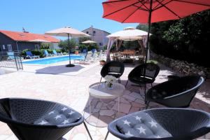 Villa Mendula Trogir - Luxury villa by the beach - heated pool - lush green garden