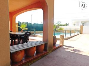 Agradable casa con piscina en Les Tres Cales