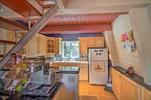 5 Mi to Snow Summit Cabin with Deck and Fireplace